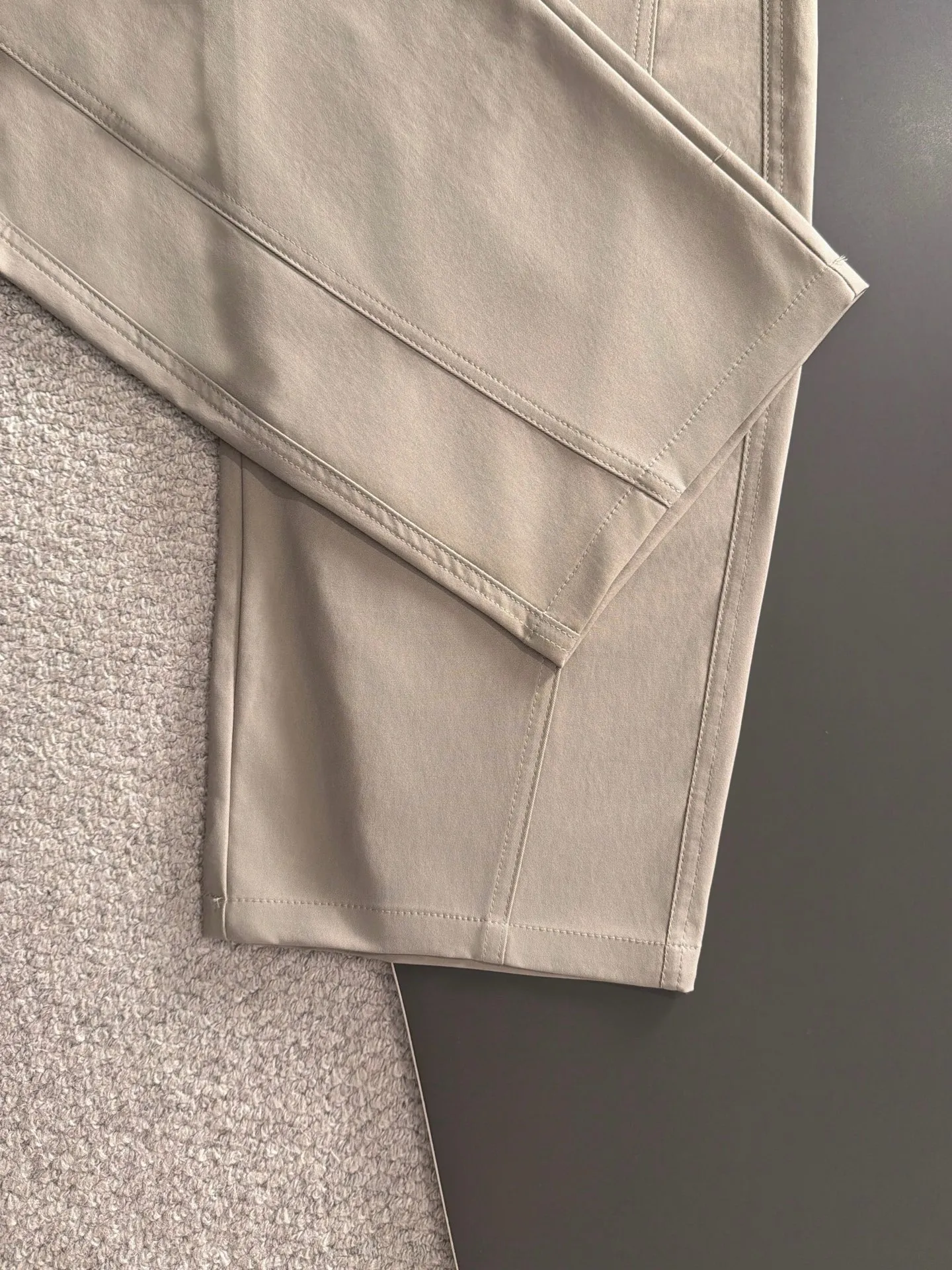Next day shipment LP high quality Loro Piana 26ss autumn and winter new high-quality trousers Compare real-life details at will A perfect choice for autumn and winter. A must-have item. Sizes: M to 3XL (please state your height and weight when placing an order)